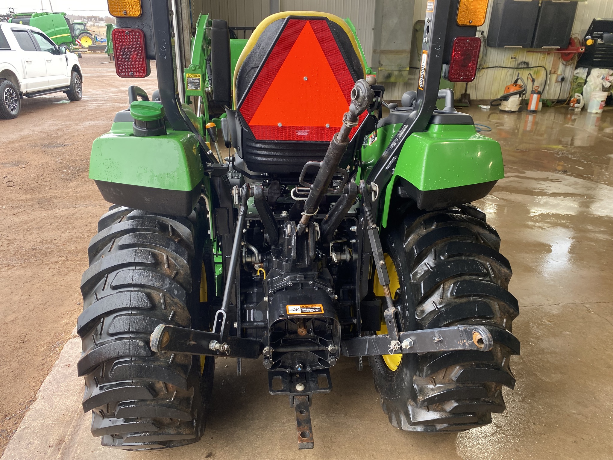 2017 John Deere 2038R Image 11