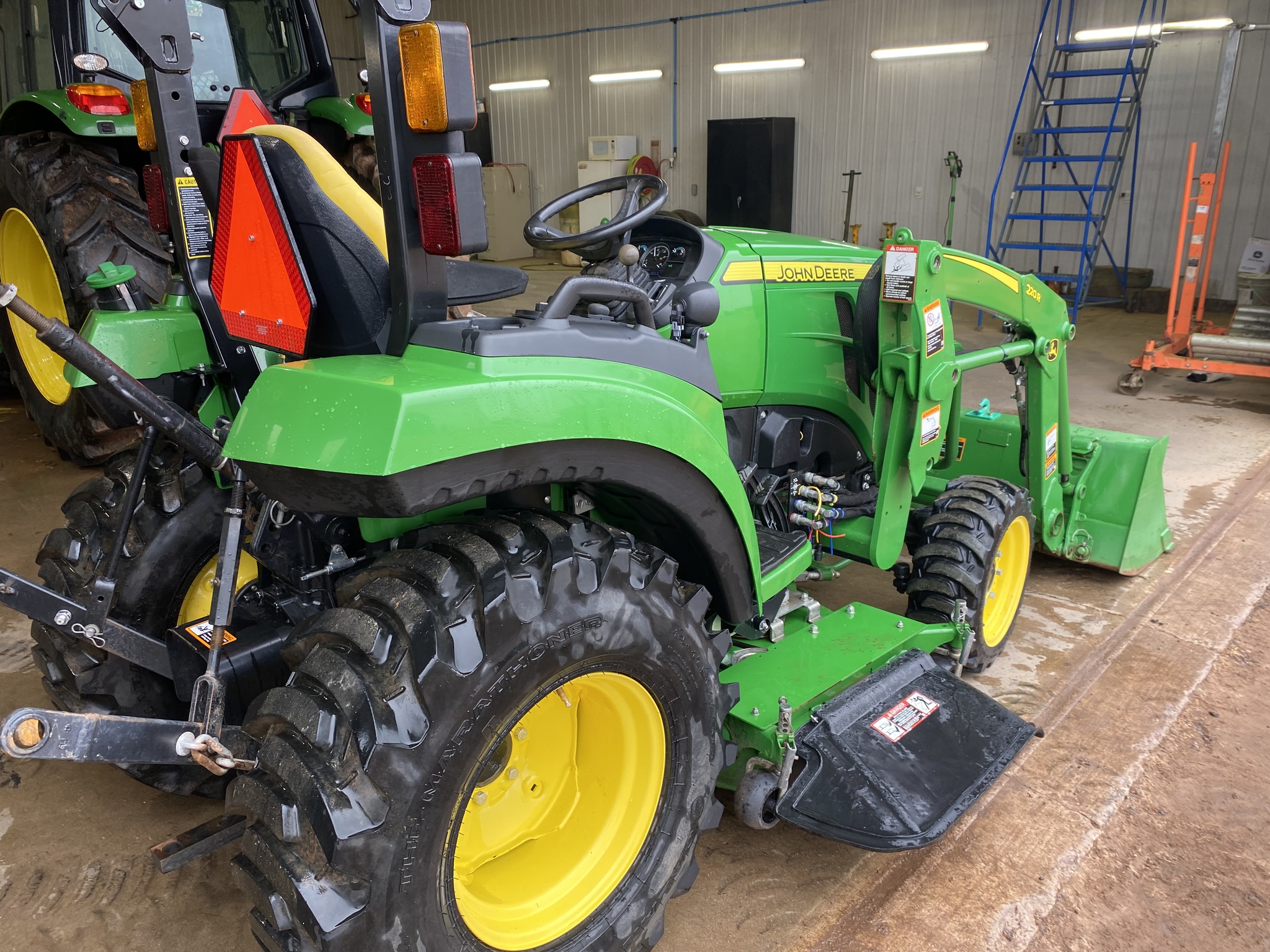 2017 John Deere 2038R Image 6
