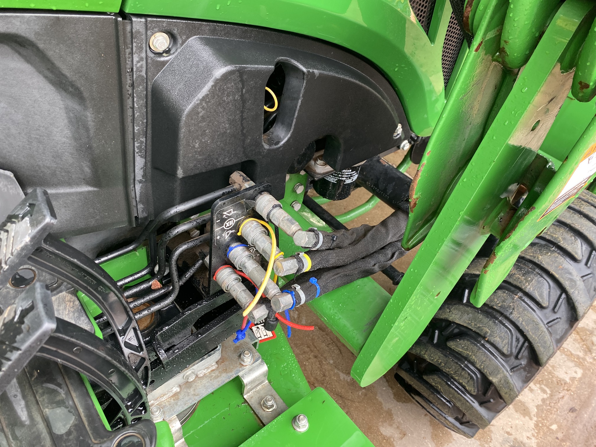 2017 John Deere 2038R Image 4