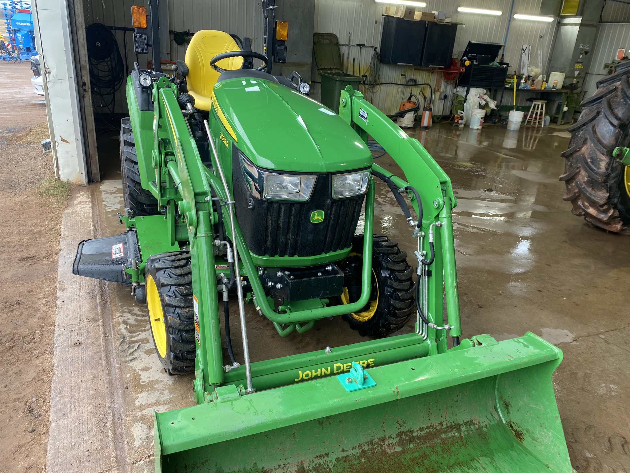 2017 John Deere 2038R Image 3