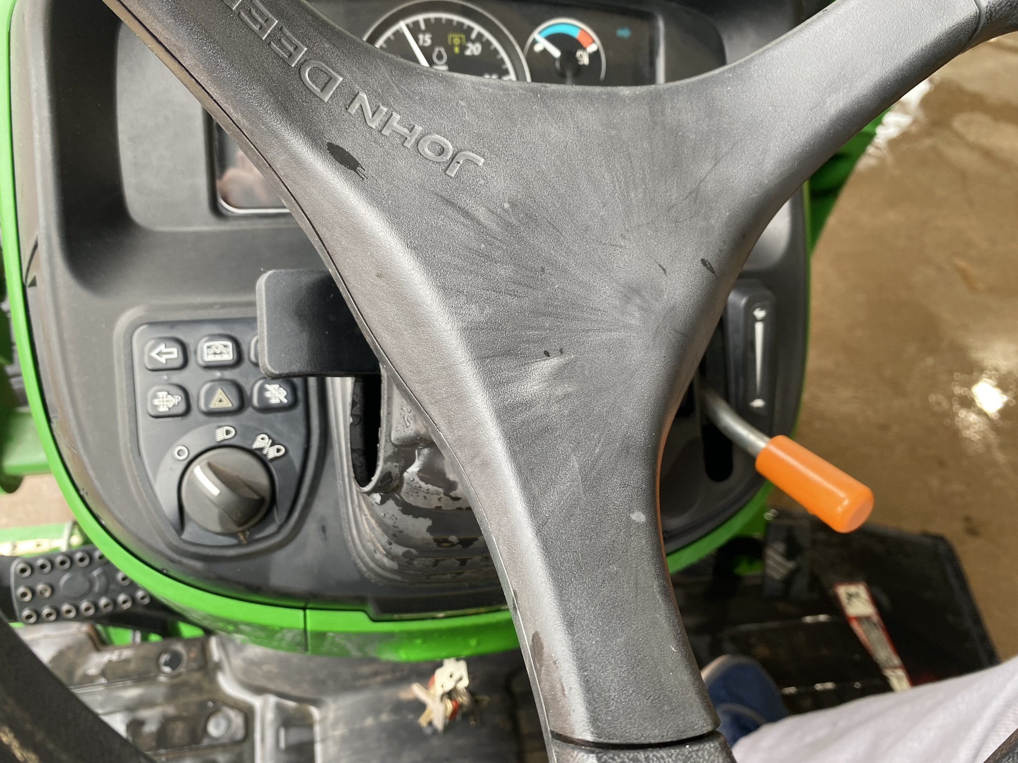 2017 John Deere 2038R Image 8