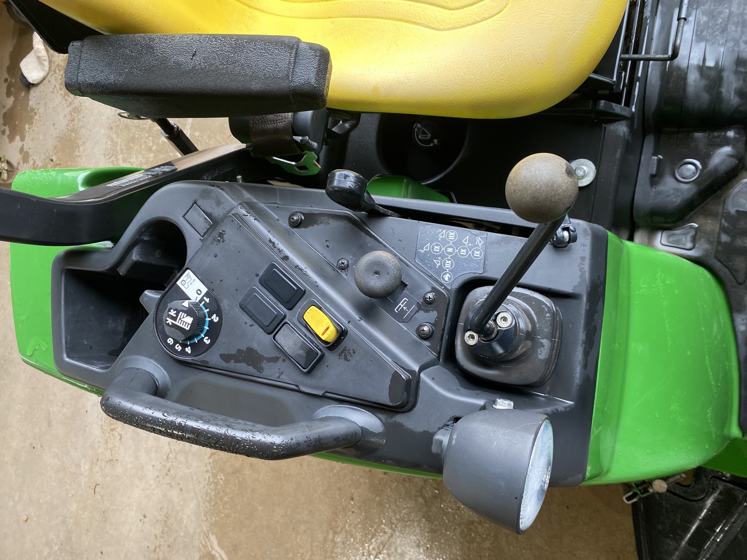 2017 John Deere 2038R Image 10