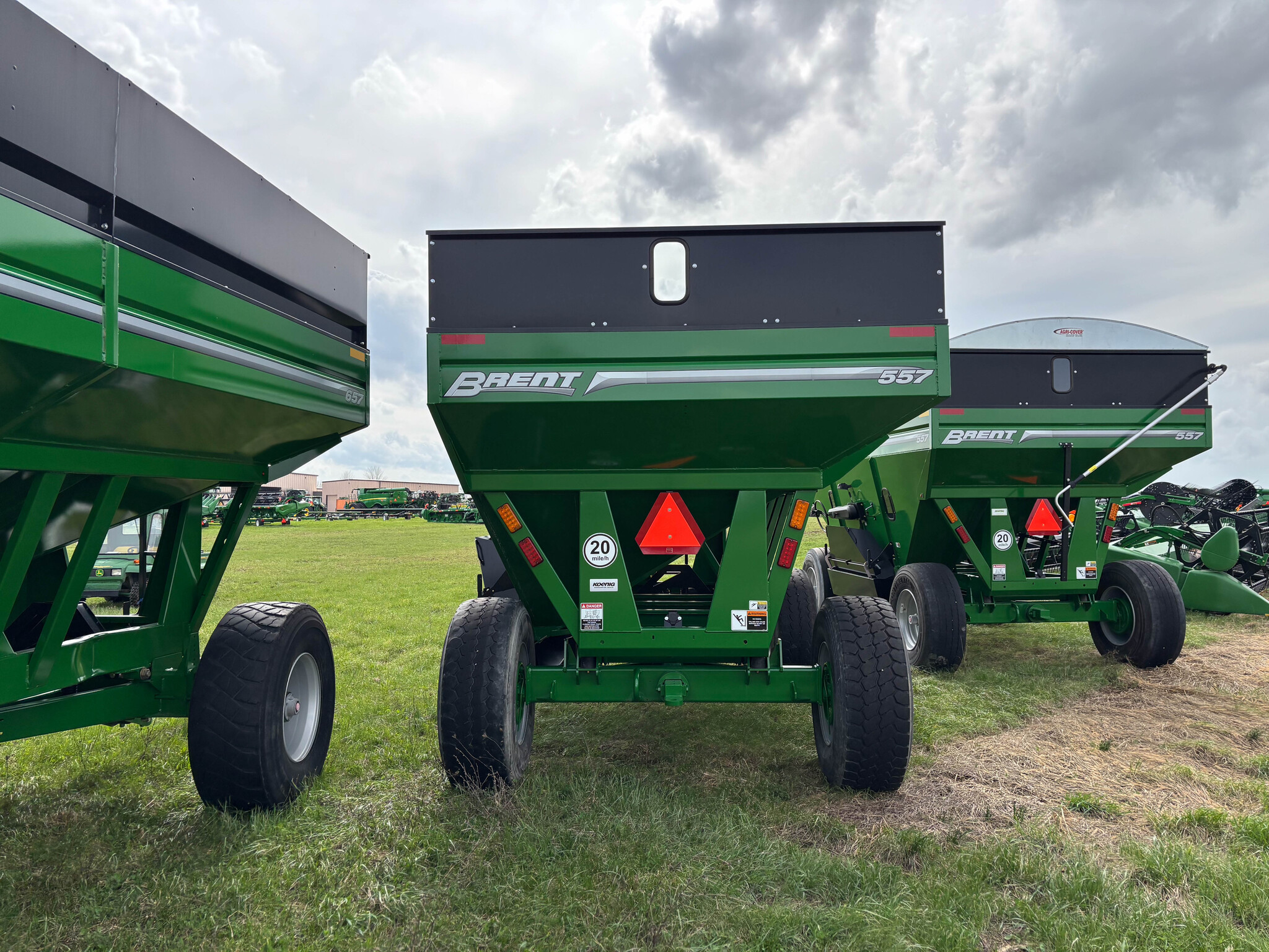 Used -- Brent 557 Grain Carts at Koenig Equipment in Anna, OH - PhotoXL2