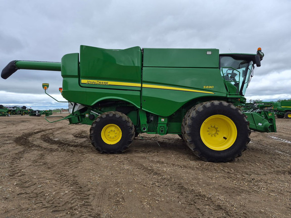 Used 2017 John Deere S690 Combines at Horizon Ag & Turf in St. Paul, AB - Photo2