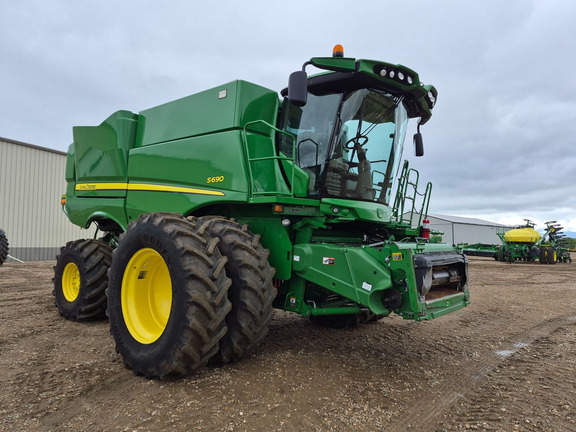 Used 2017 John Deere S690 Combines at Horizon Ag & Turf in St. Paul, AB - Photo3
