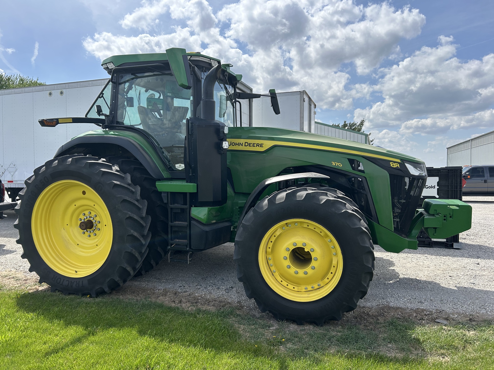  2022 John Deere 8R 370 at Heritage Tractor in Streator, IL