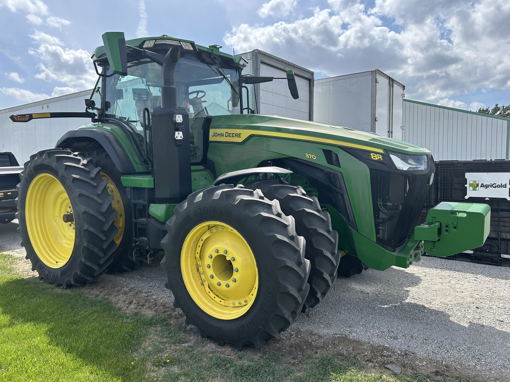  2022 John Deere 8R 370 at Heritage Tractor in Streator, IL
