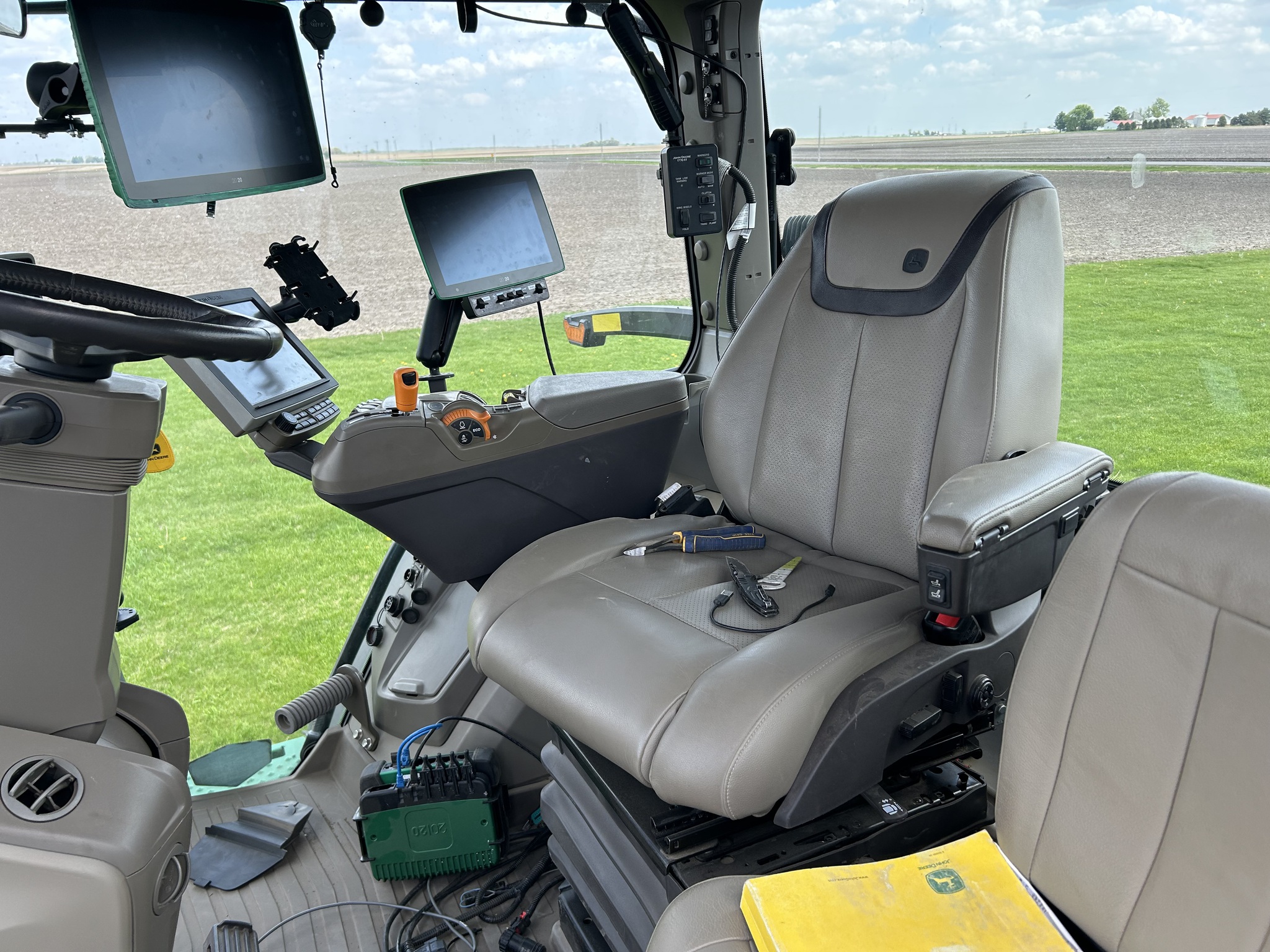  2022 John Deere 8R 370 at Heritage Tractor in Streator, IL