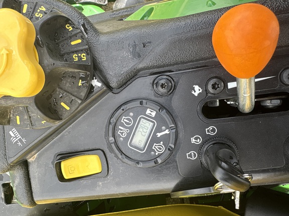 Used 2020 John Deere Z930M Zero Turn Mowers at Horizon Ag & Turf in Warburg, AB - Photo5