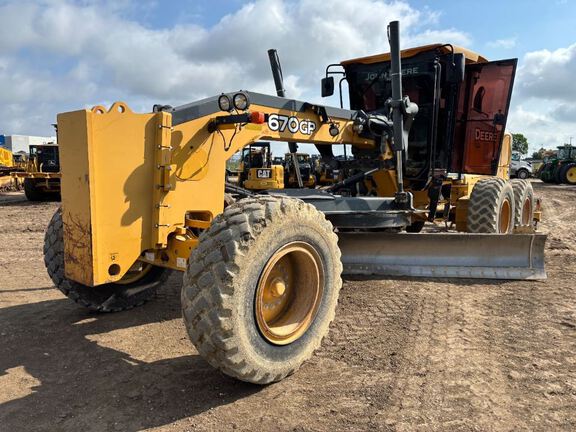 Photo of a 2014 John Deere 670G