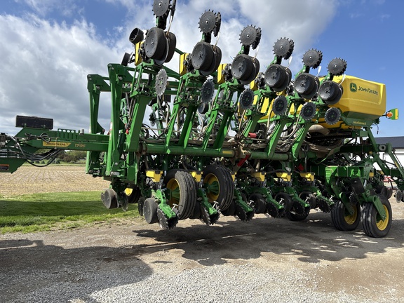 Used 2023 John Deere 1795 Planters: Drawn at Koenig Equipment in Anna, OH - Photo6