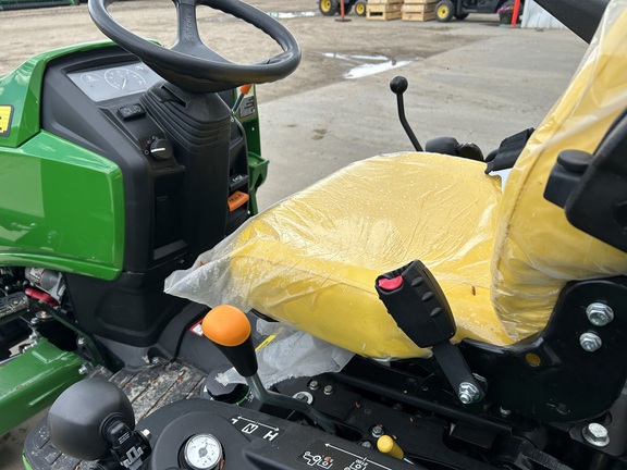 Used 2022 John Deere 1025R Compact Utility Tractors at Horizon Ag & Turf in Warburg, AB - Photo6