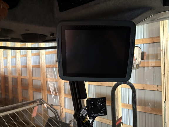 Used 2014 Massey Ferguson 9560 Combines at Horizon Ag & Turf in Vermilion, AB - Photo7
