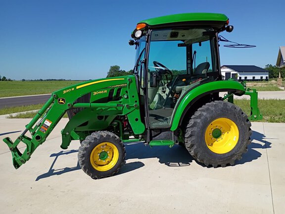  John Deere 3046R