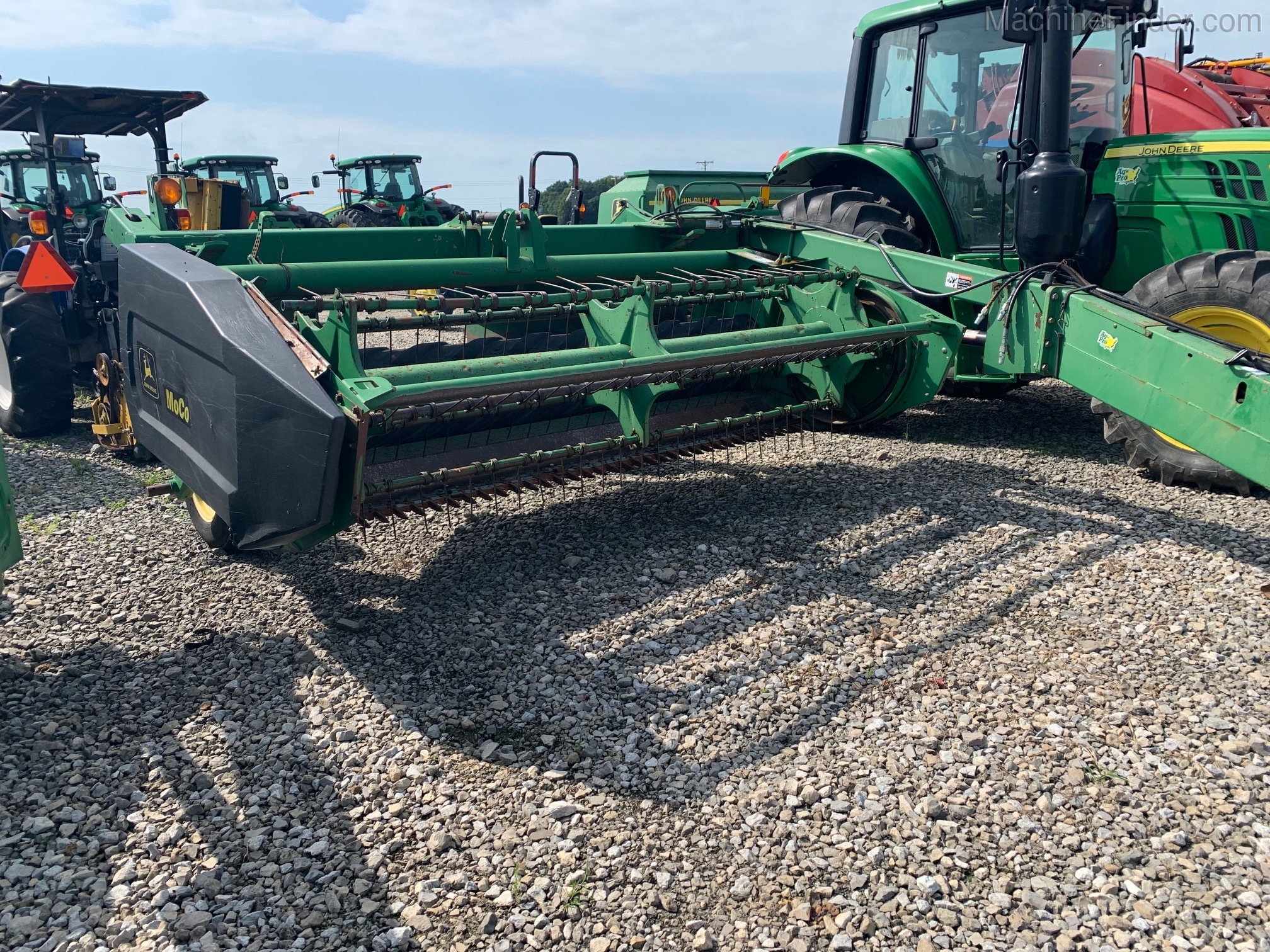 1998 John Deere 820 Image 1