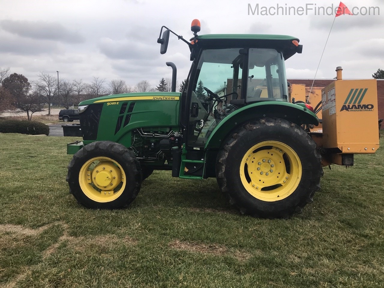 2014 John Deere 5085E Image 2