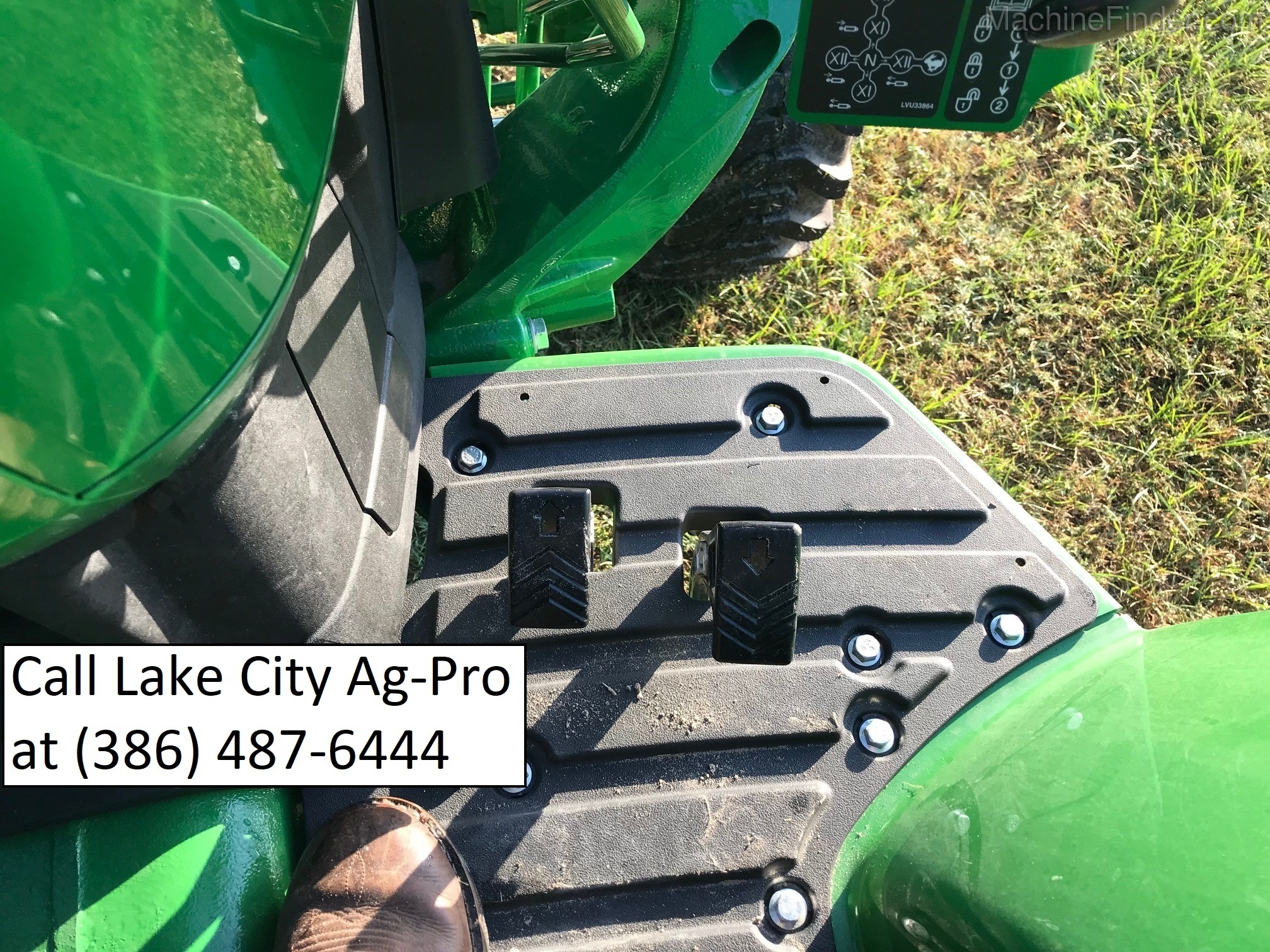 2020 John Deere 4044M Grapple Image 8