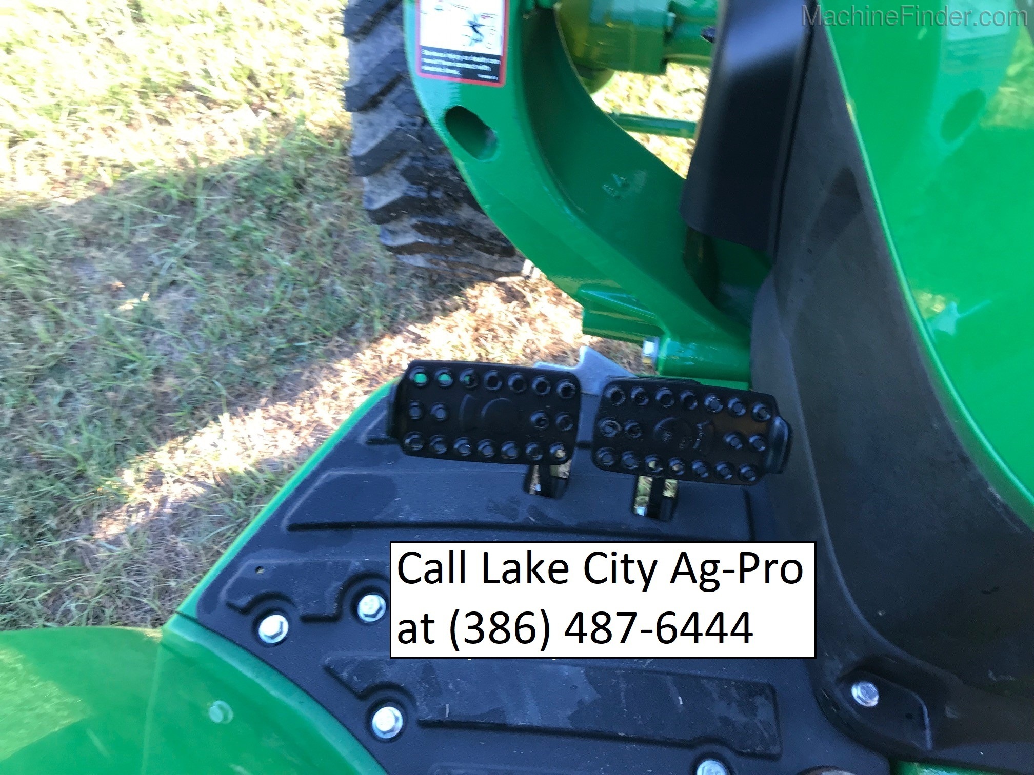 2020 John Deere 4044M Grapple Image 9