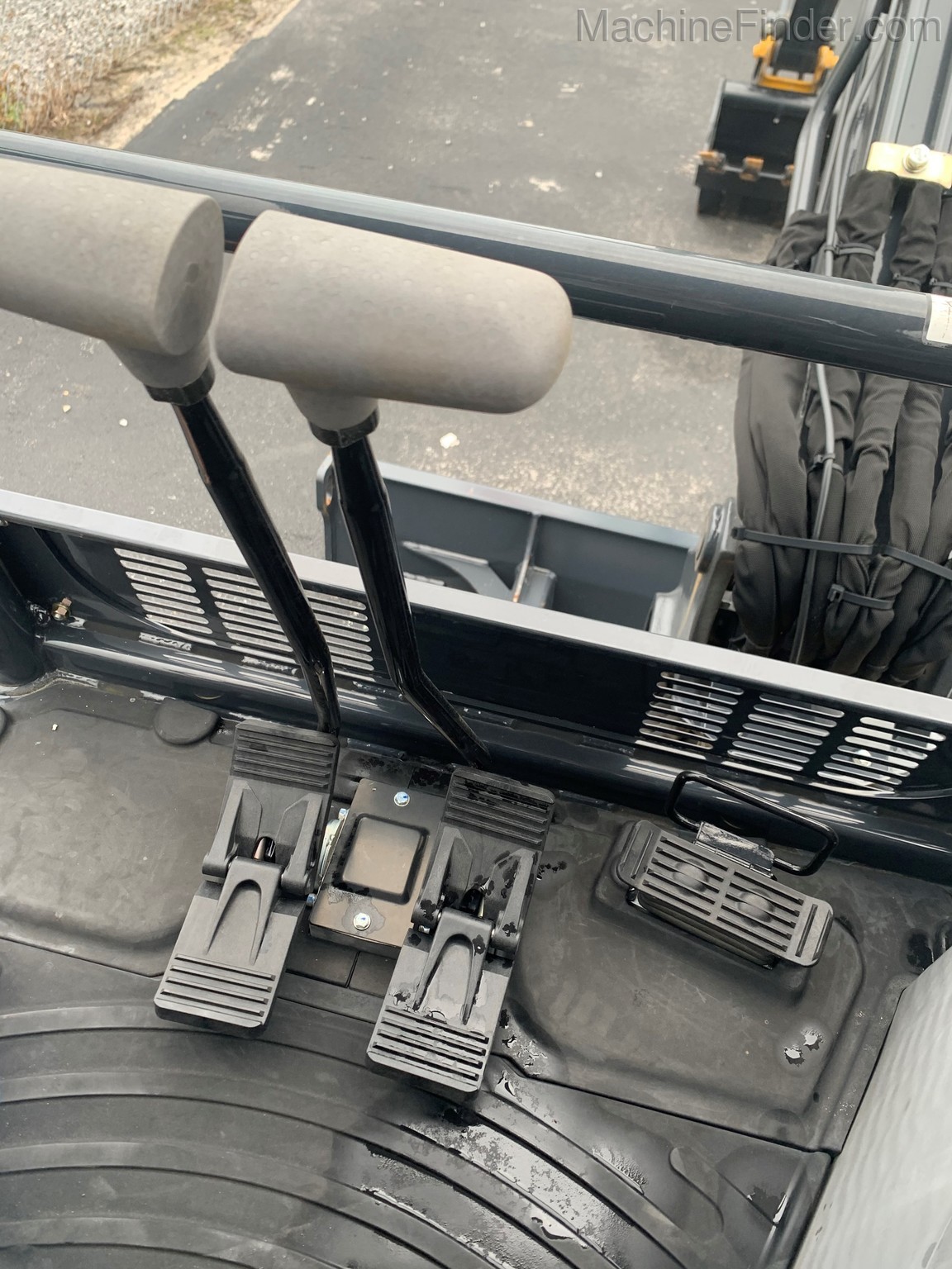 2018 John Deere 30G Image 6