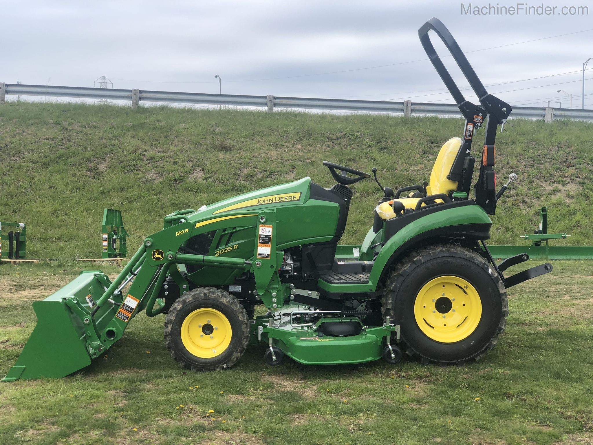 2020 John Deere 2025R Image 2