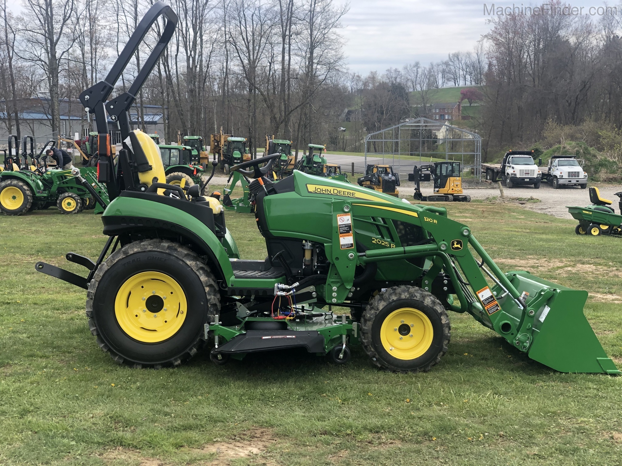 2020 John Deere 2025R Image 4