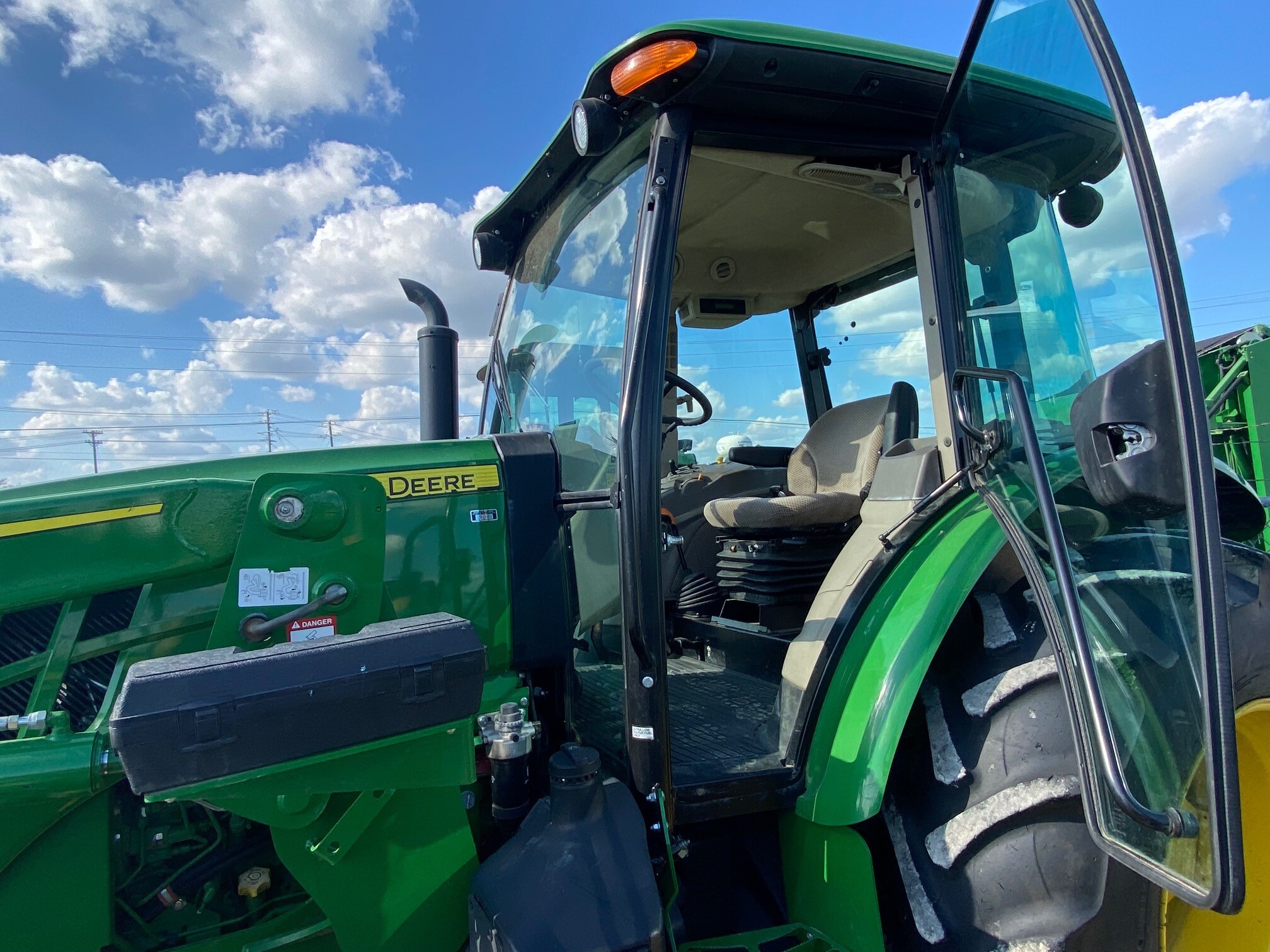 2019 John Deere 5100E Image 8