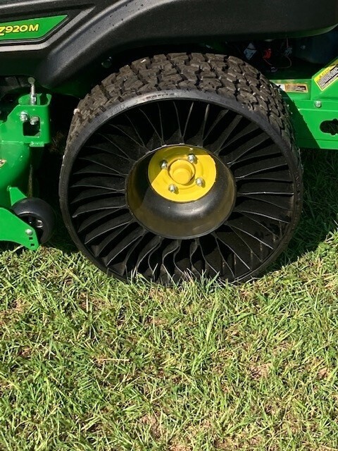 2025 John Deere Z920M Image 6