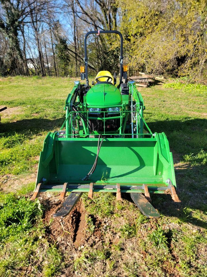 2022 John Deere 2032R Image 2