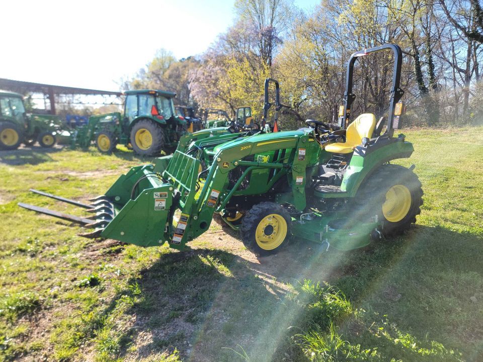 2022 John Deere 2032R Image 3
