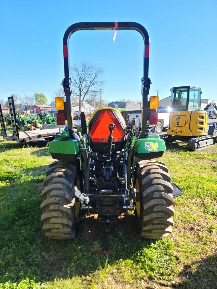 2022 John Deere 2032R Image 4