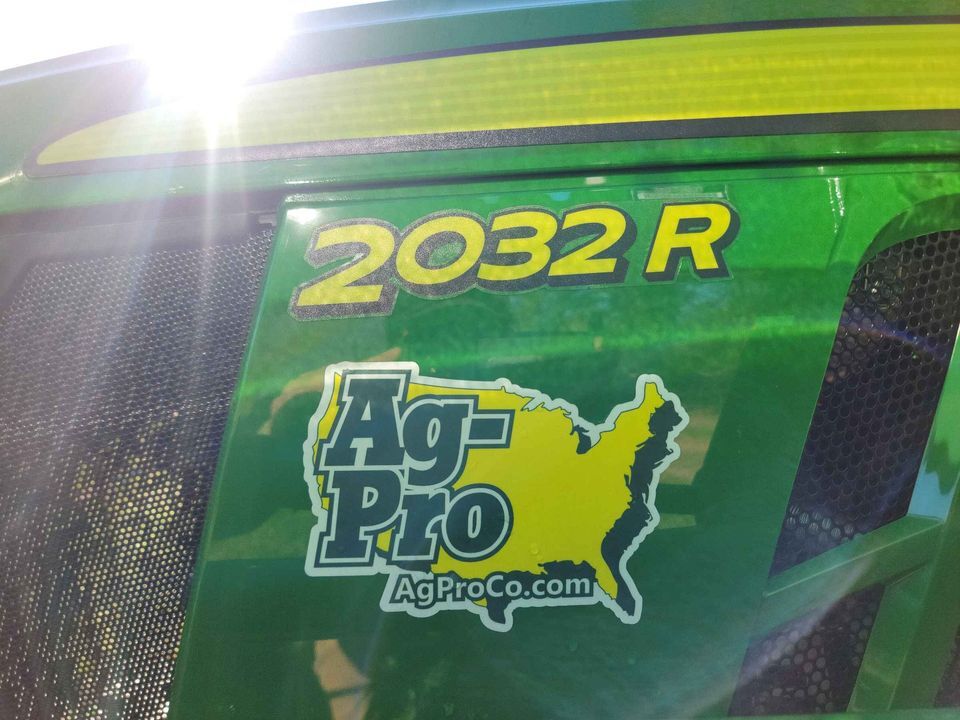 2022 John Deere 2032R Image 7