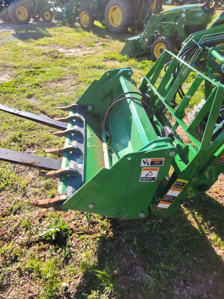 2022 John Deere 2032R Image 5