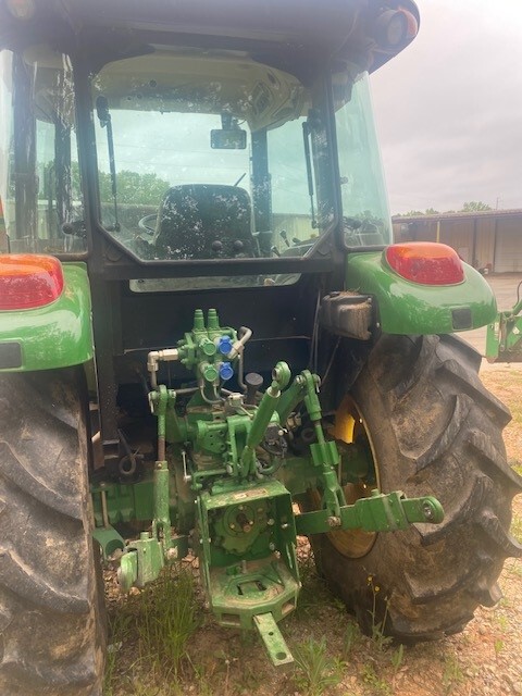 2016 John Deere 5085E Image 4