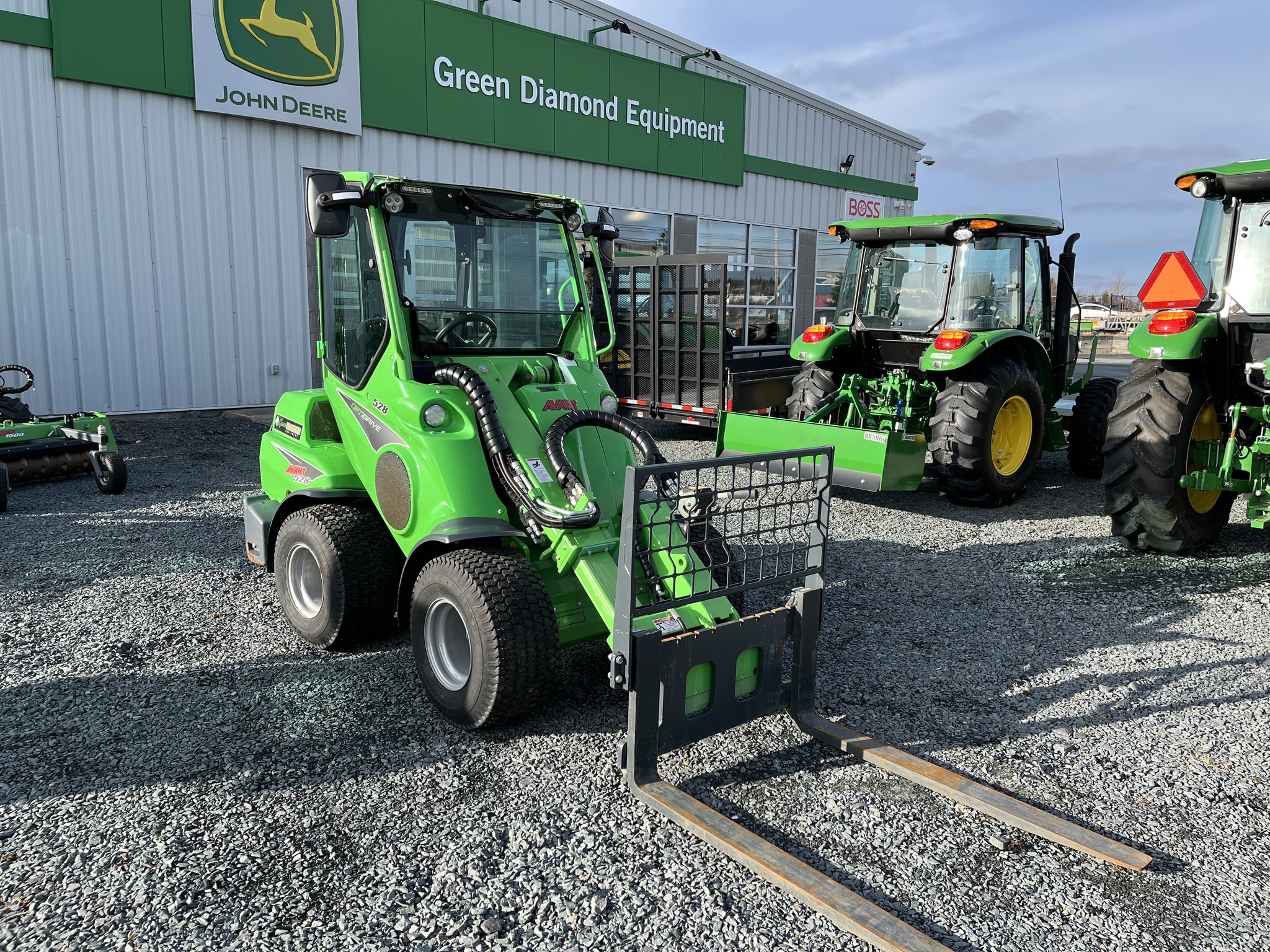 2023 Avant M528 Image 1