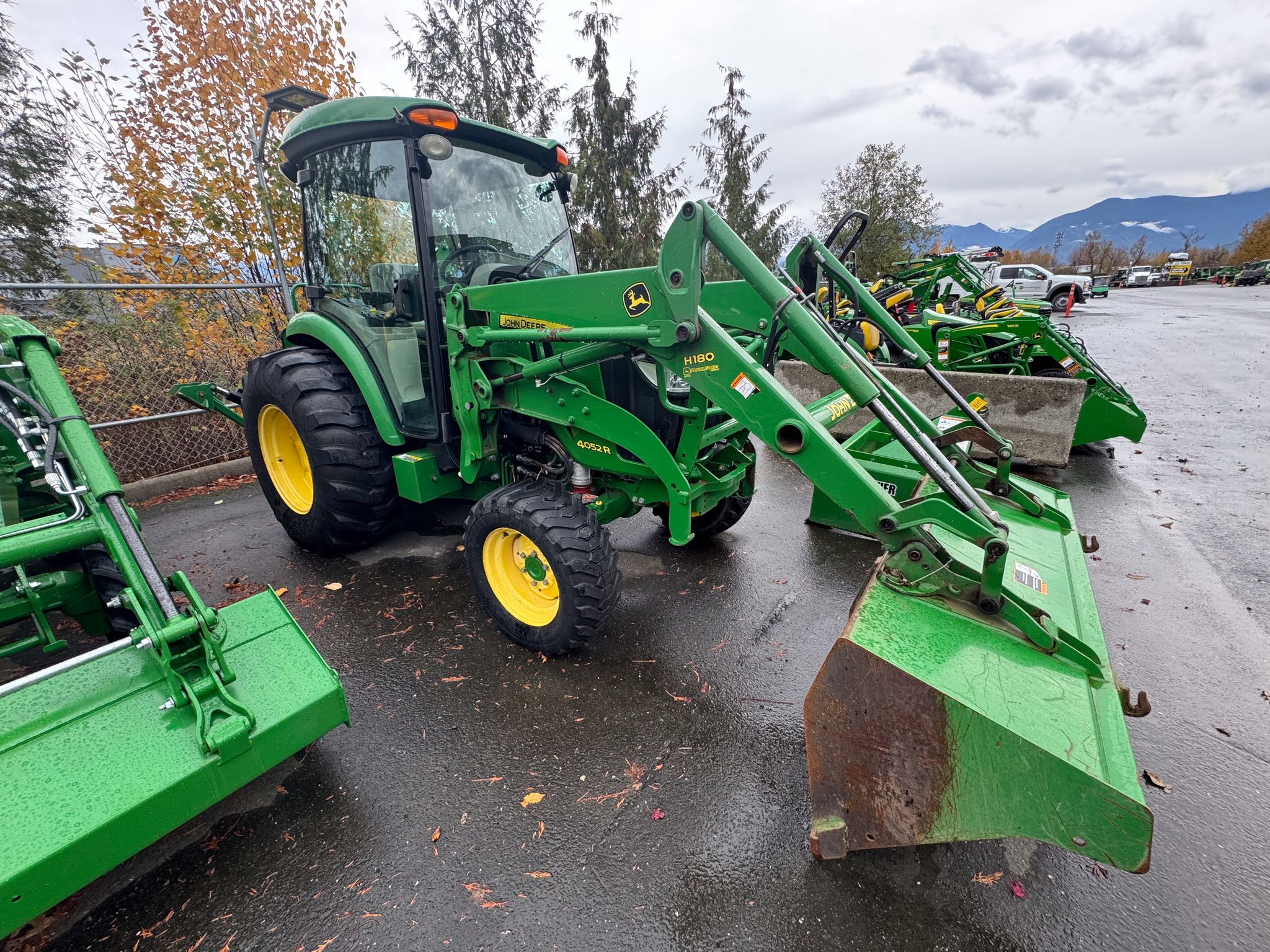 2017 John Deere 4052R Image 14