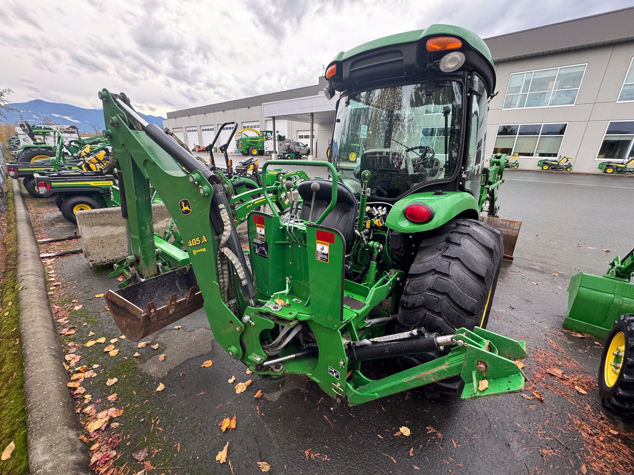 2017 John Deere 4052R Image 15