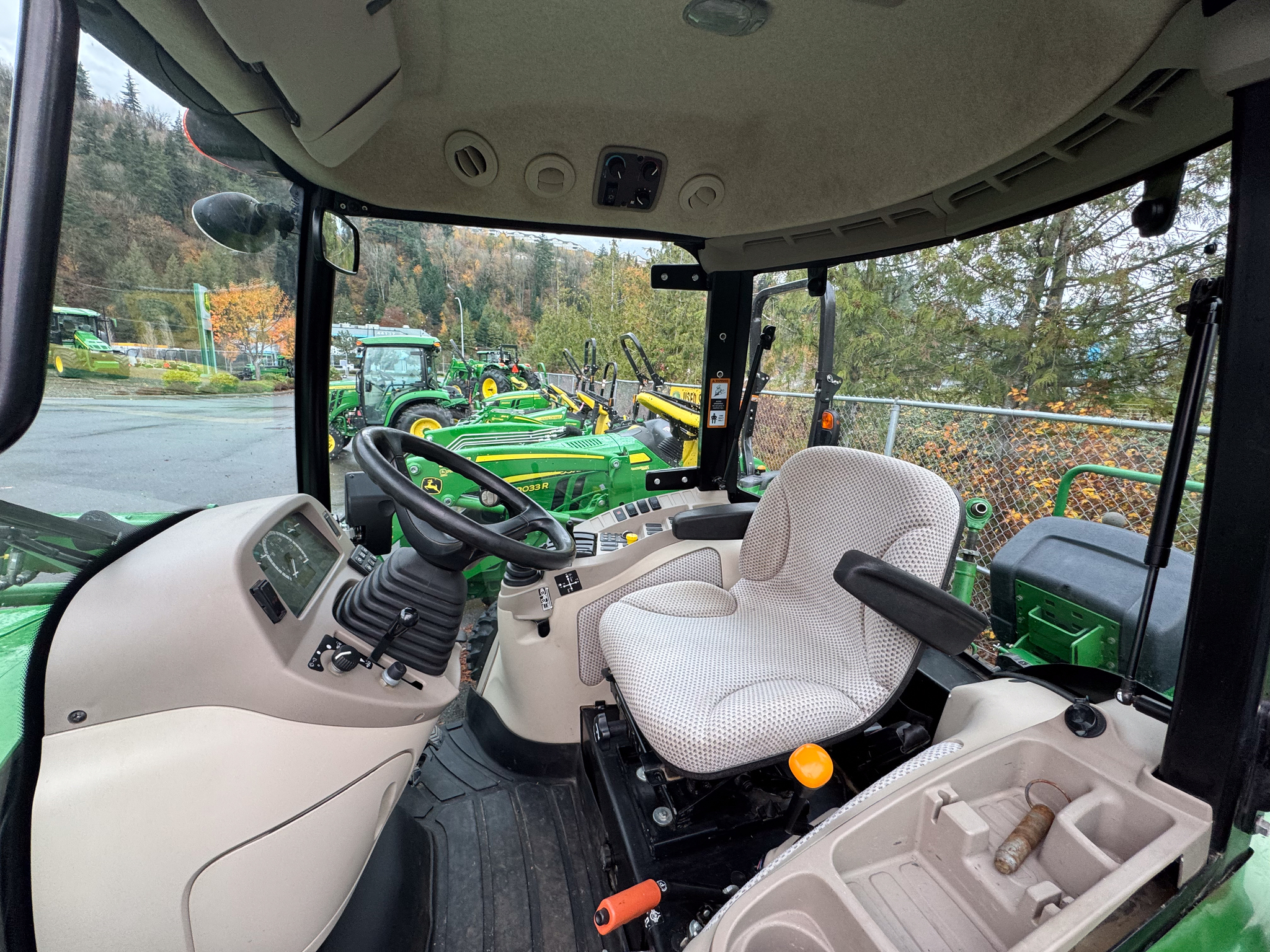 2017 John Deere 4052R Image 16
