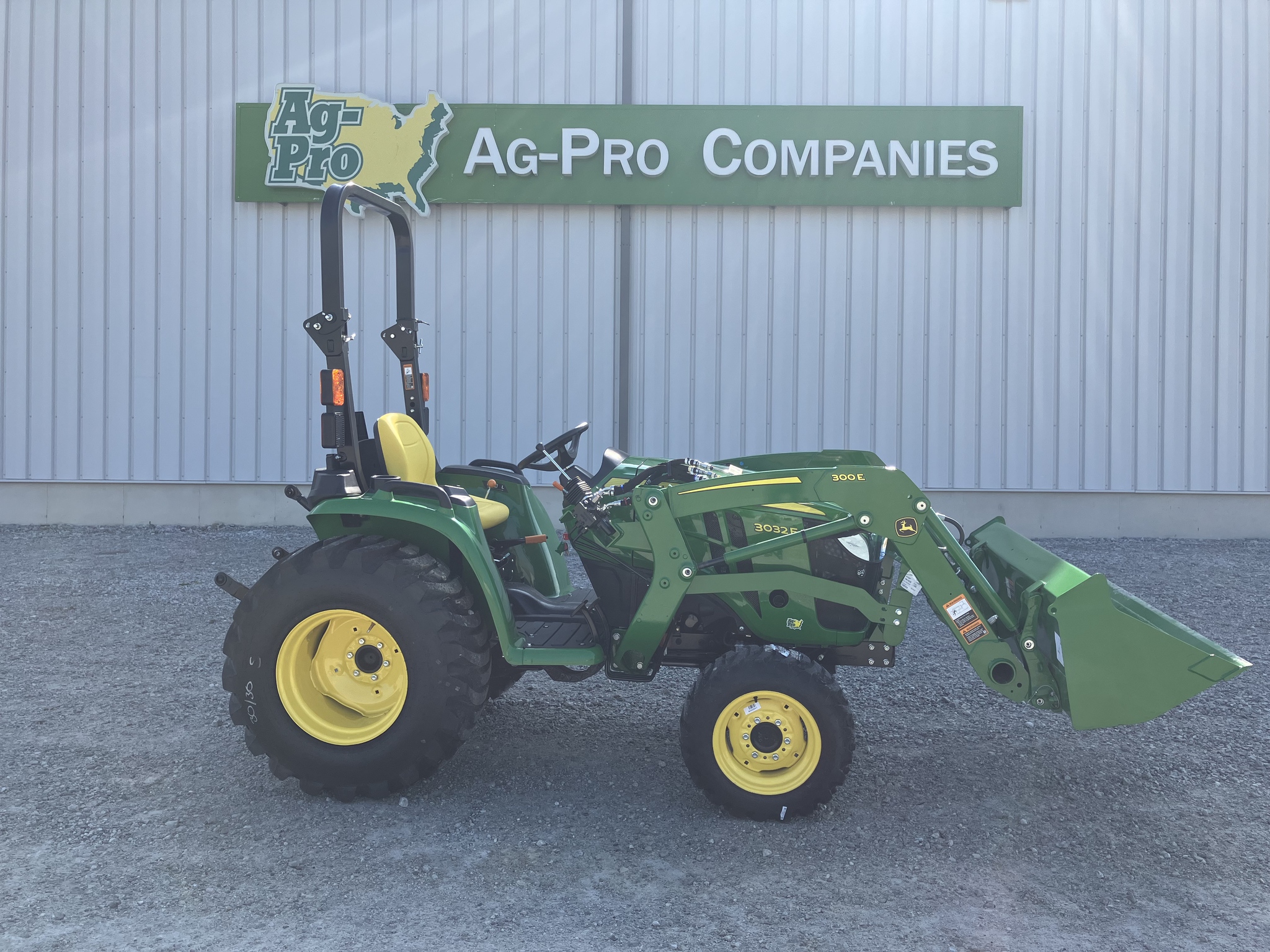 2025 John Deere 3032E Image 1