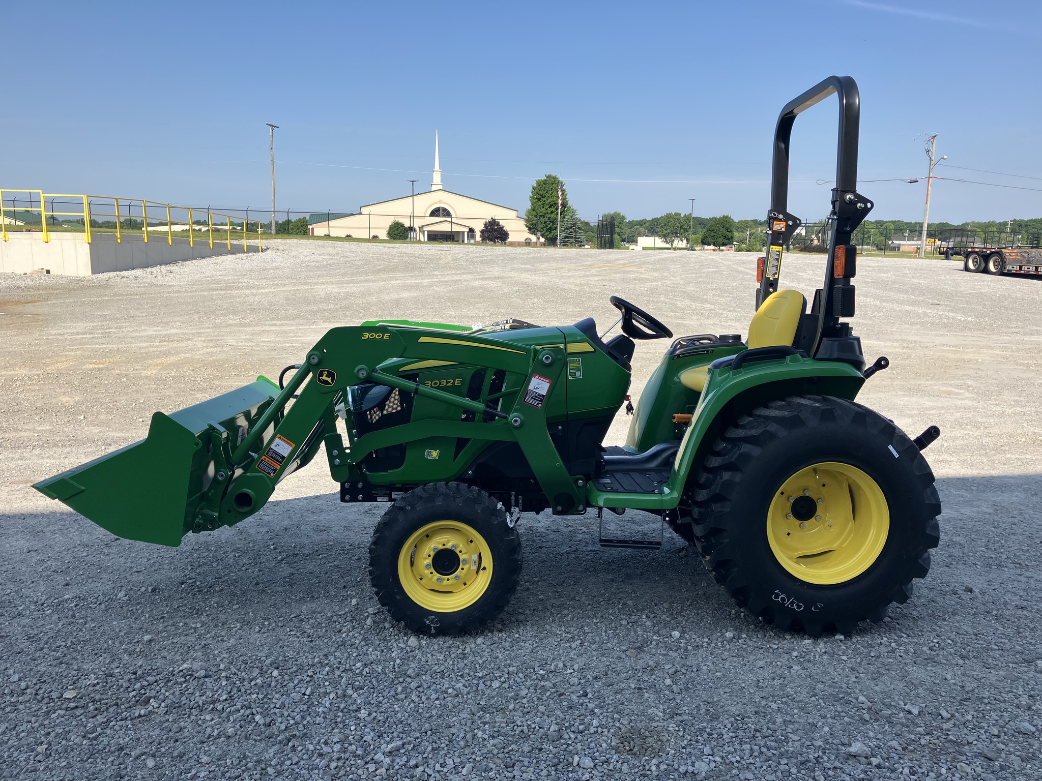 2025 John Deere 3032E Image 4