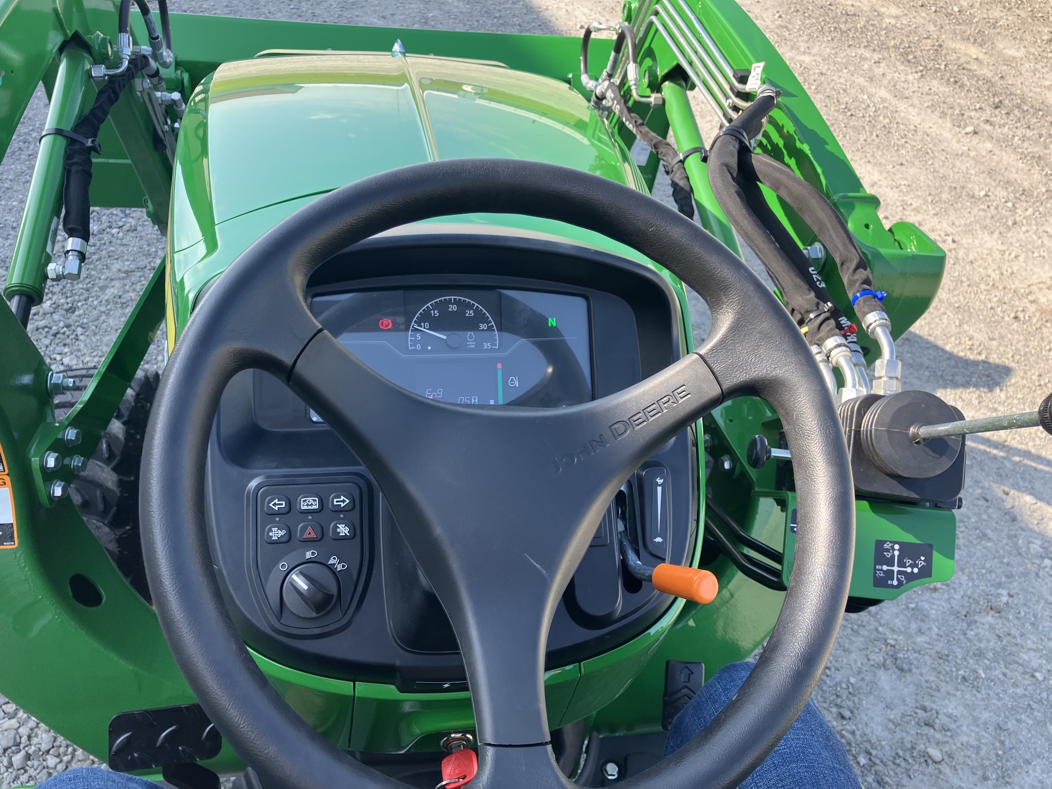 2025 John Deere 3032E Image 7