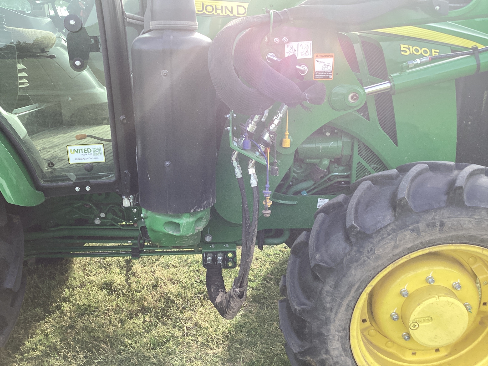 2023 John Deere 5100E Image 24
