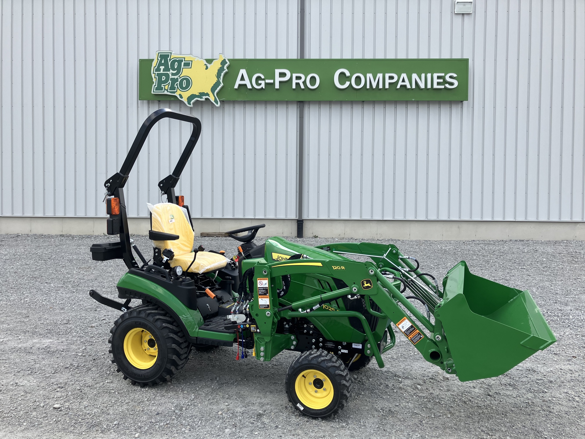 2025 John Deere 1025R Image 1