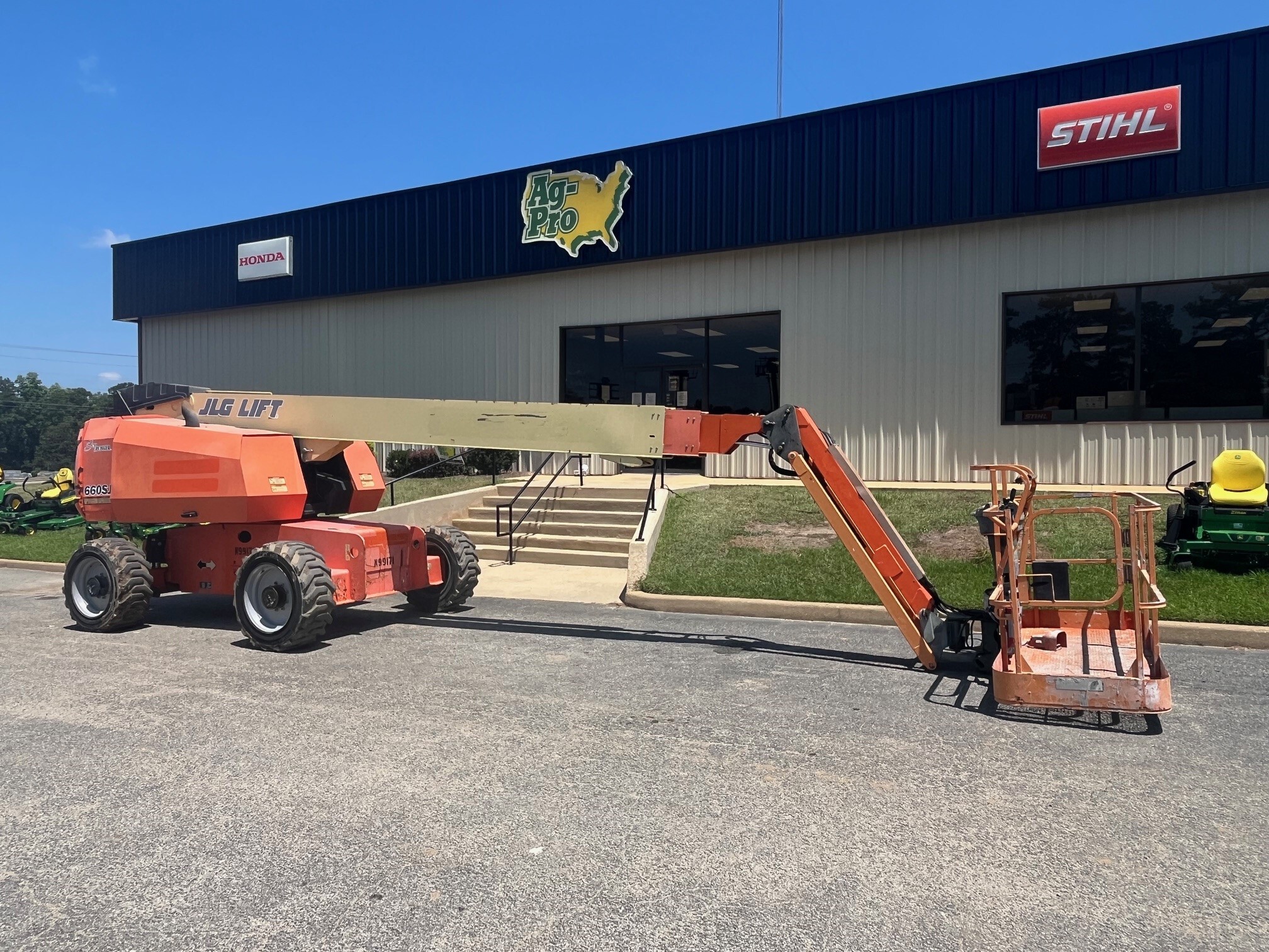 2017 JLG 660SJ Image 1