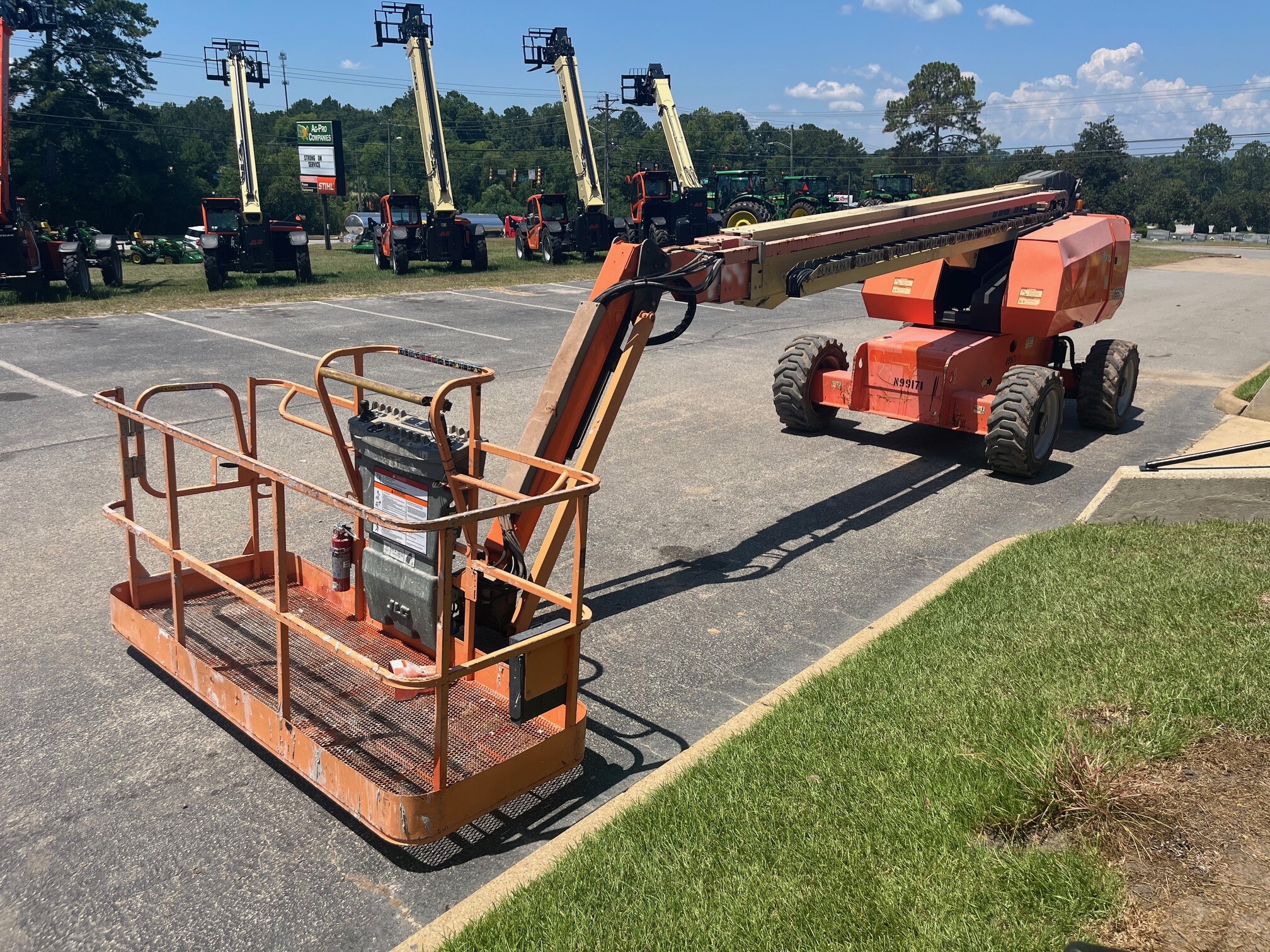 2017 JLG 660SJ Image 2