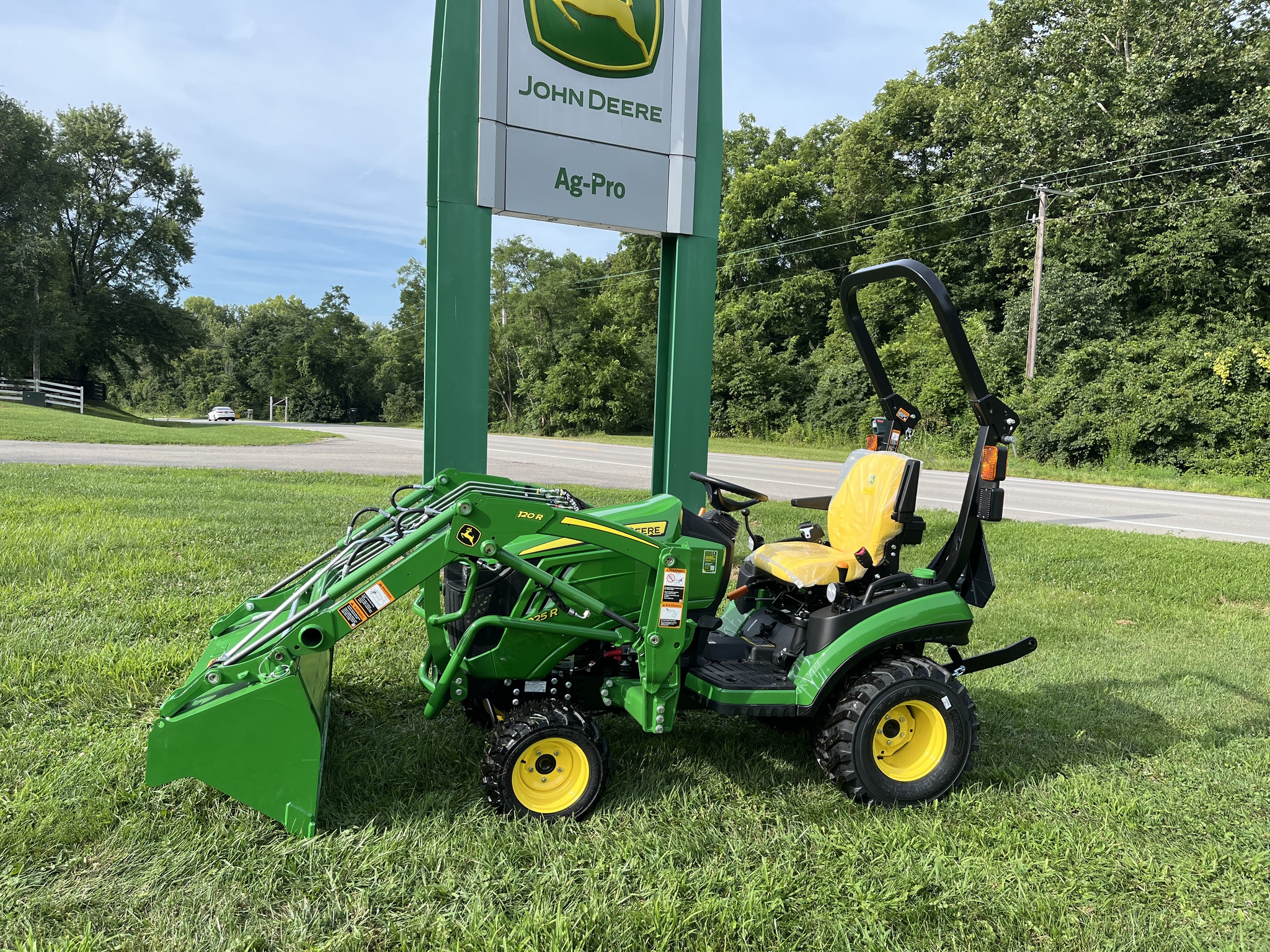 2025 John Deere 1025R Image 1