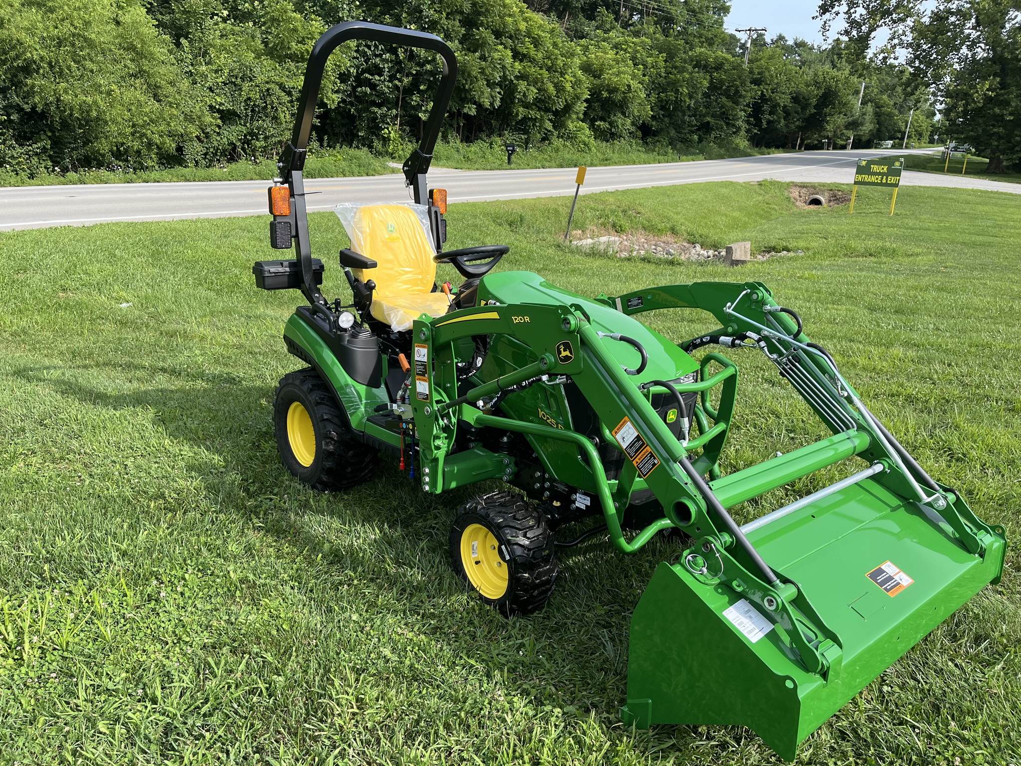 2025 John Deere 1025R Image 5
