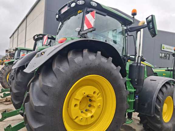 John Deere 6R 215