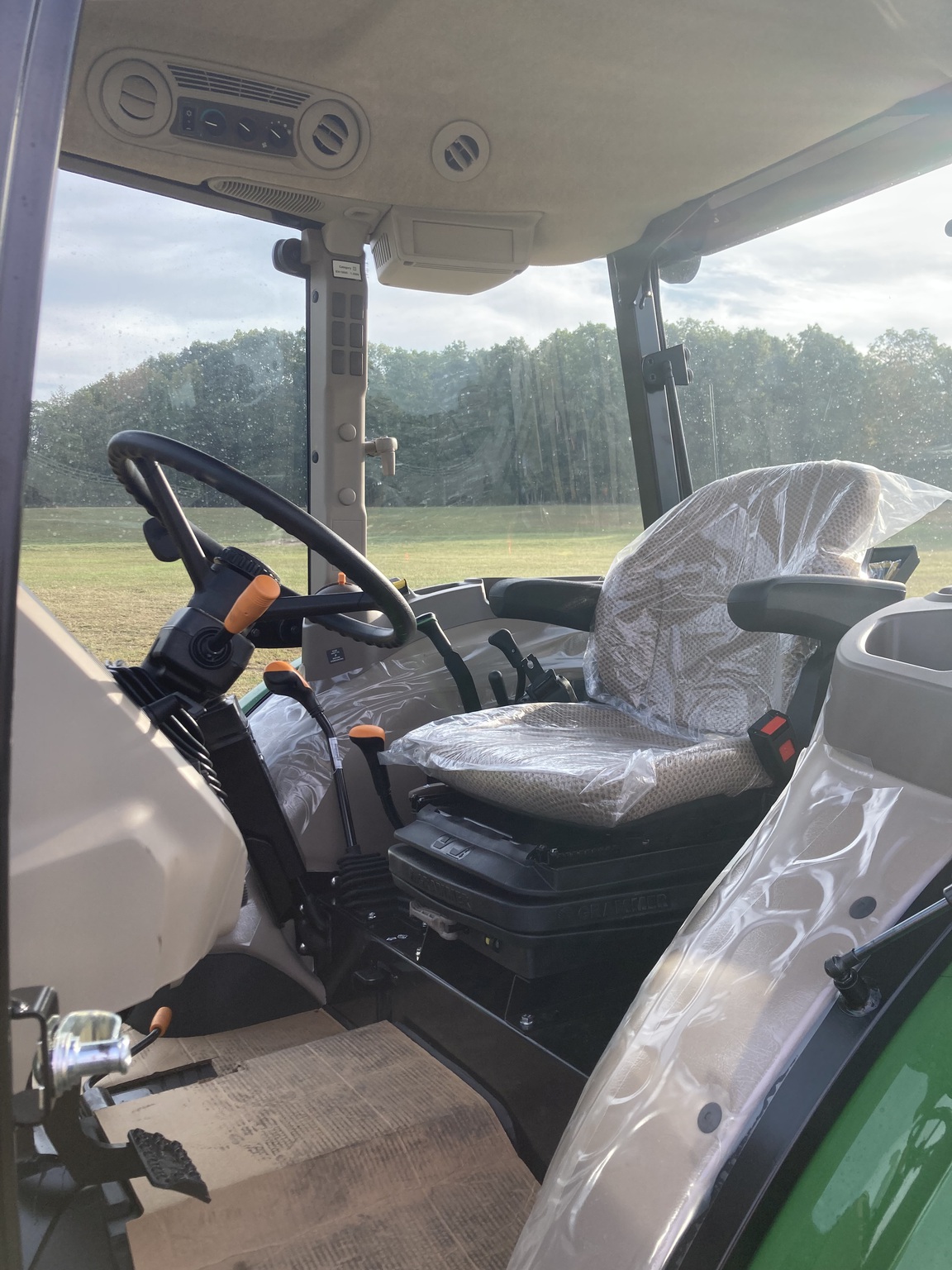 2025 John Deere 5075E Image 6