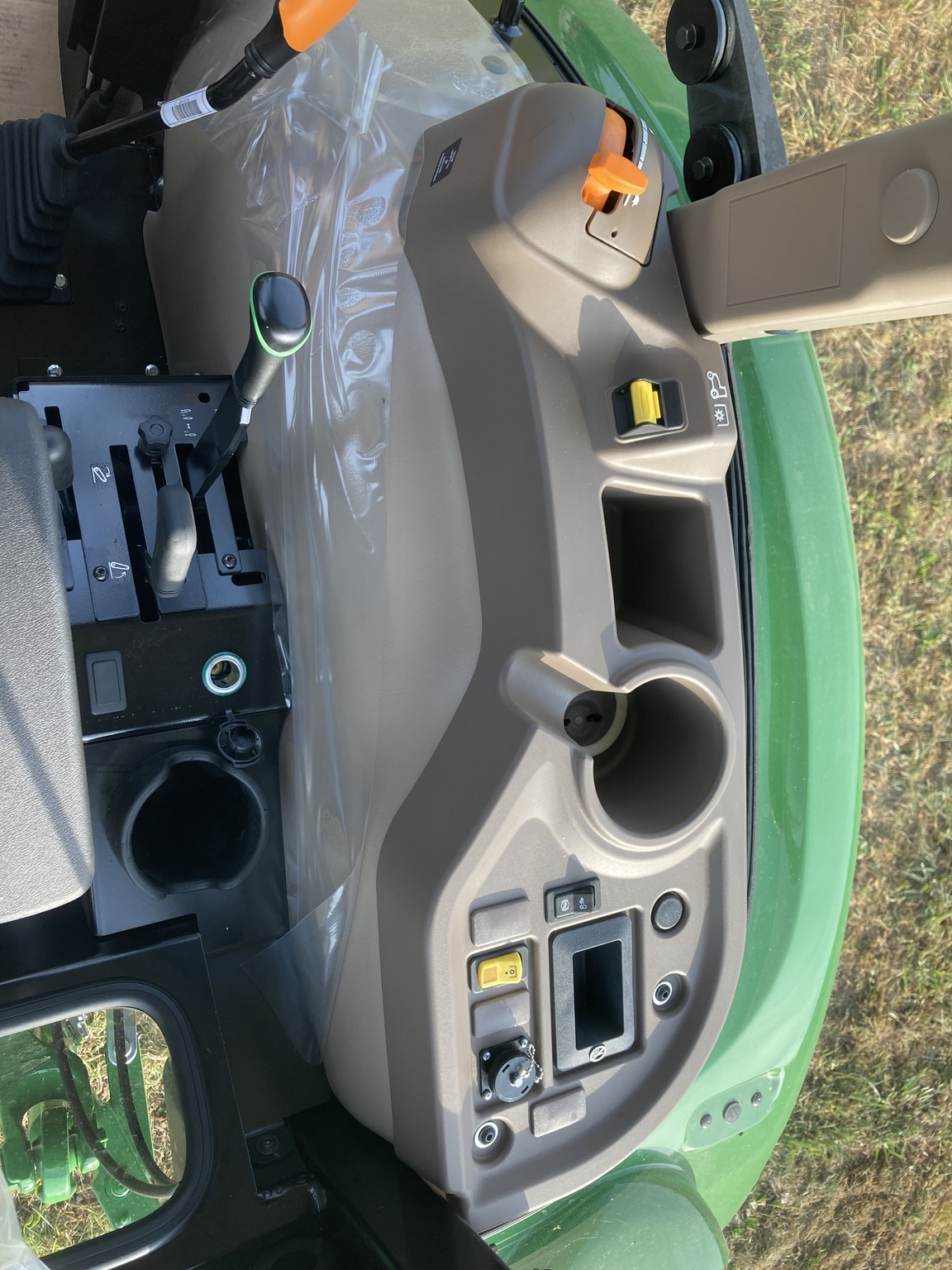 2025 John Deere 5075E Image 9