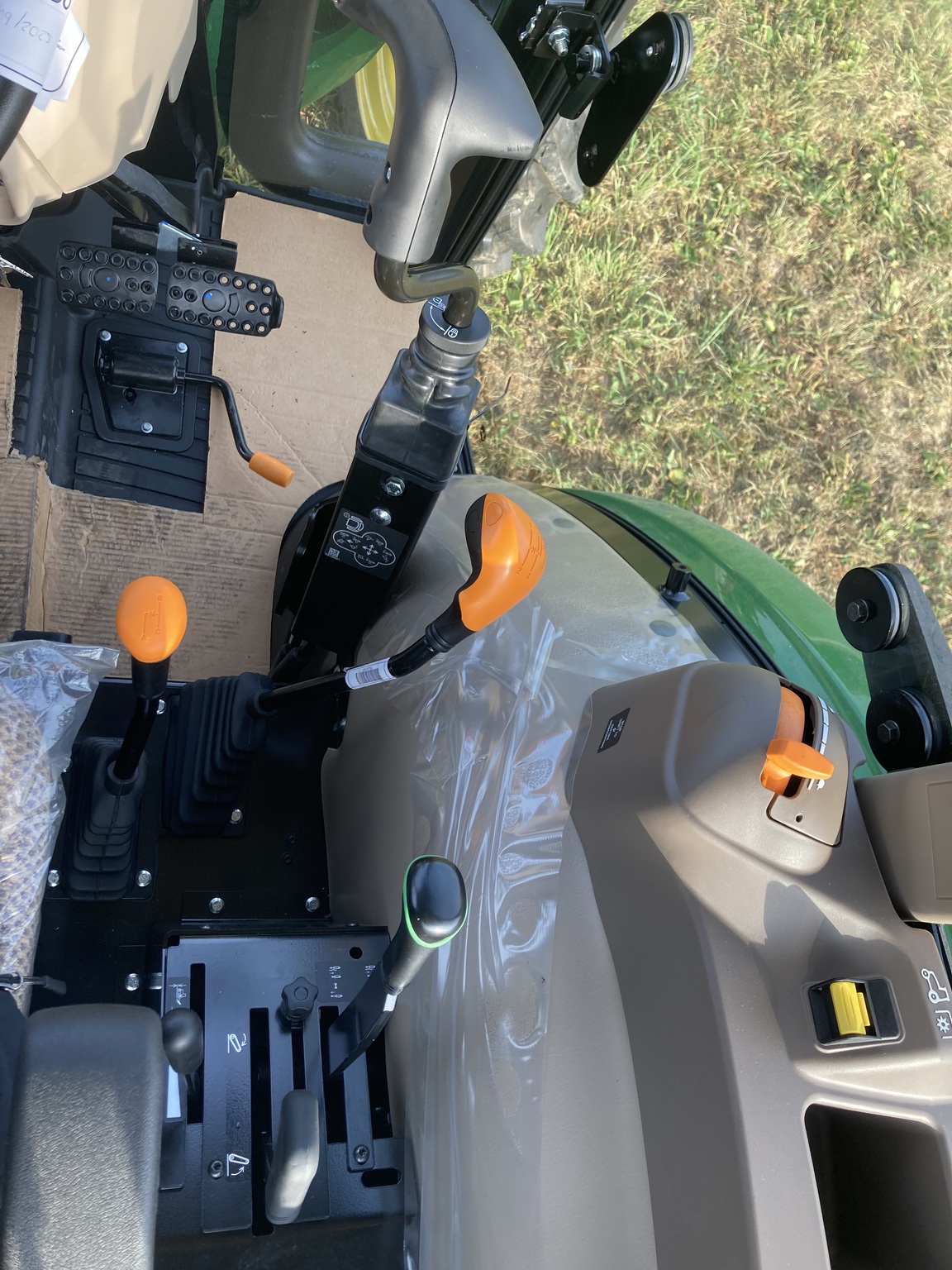 2025 John Deere 5075E Image 8
